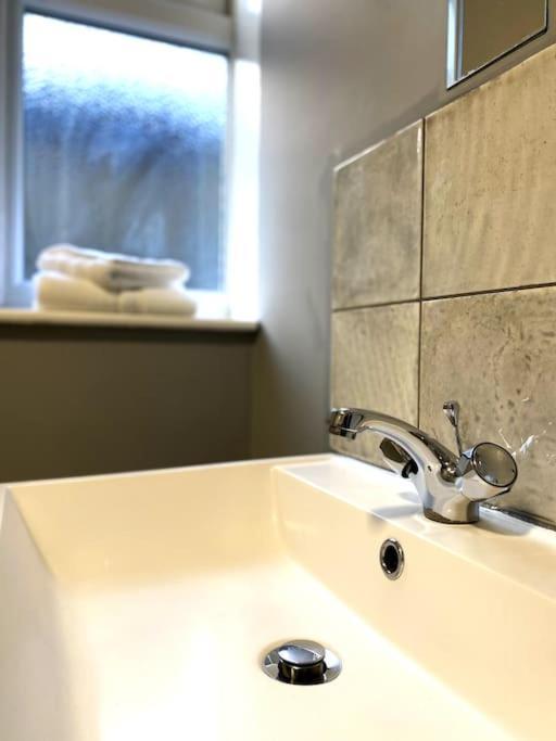 - 5 Double Beds, 5 Bedrooms, 2 Bathrooms - Large Bedrooms - Perfect For Contractors, Large Groups Of Friends, Families Apartment Southampton